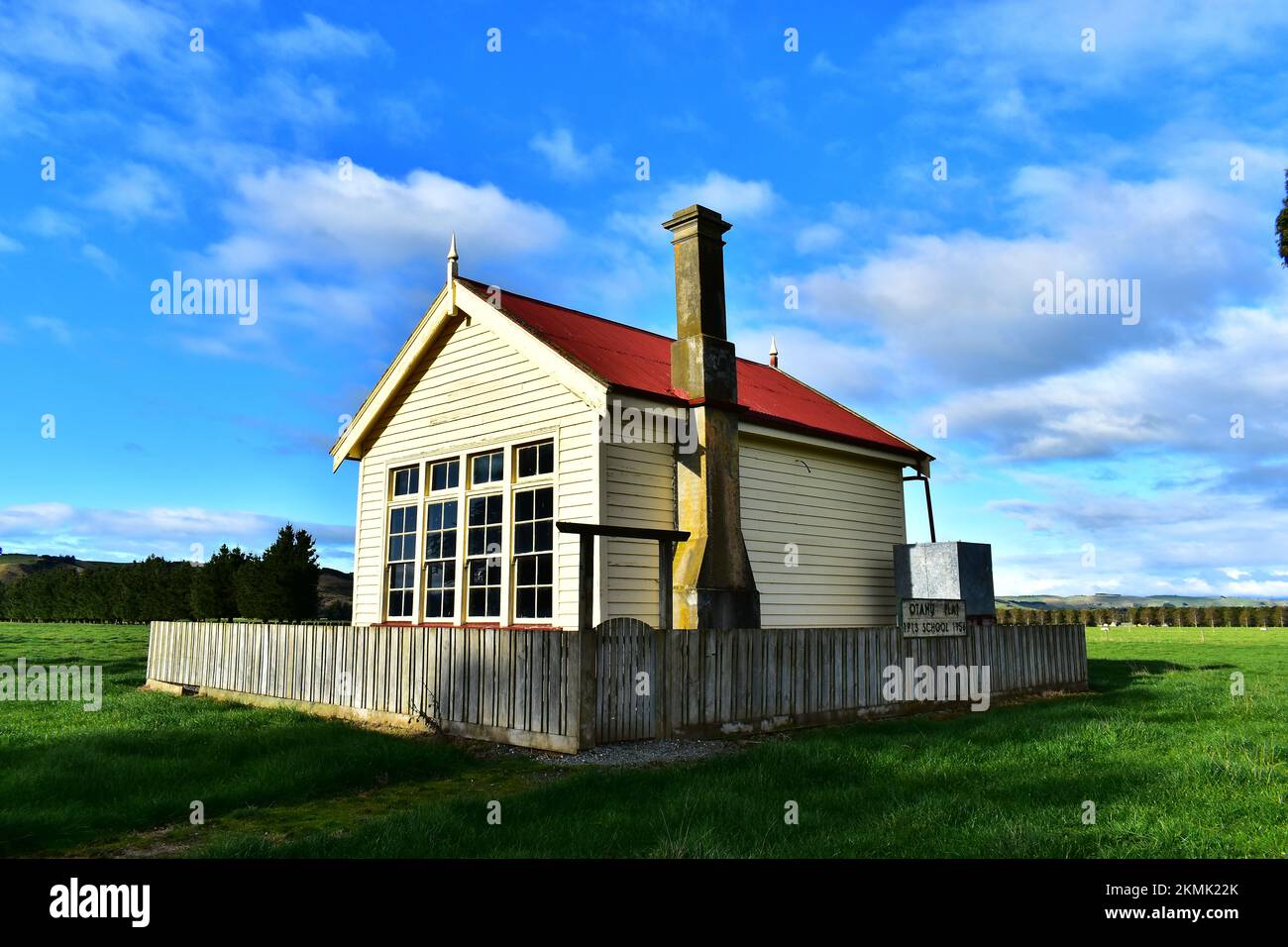 Kleines historisches Schulhaus. Stockfoto