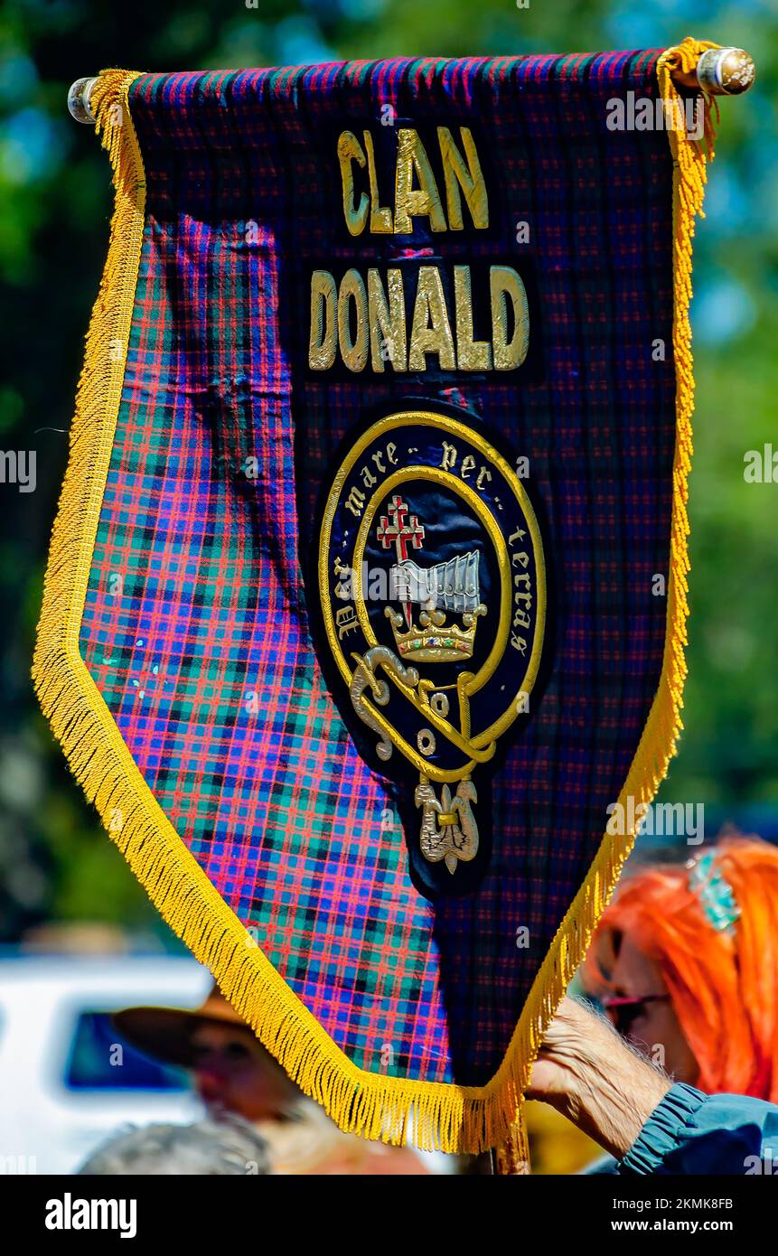 Ein Tartan, der den Donald-Clan repräsentiert, wird während der Parade der Tartane bei den Scottish Highland Games in Gulfport, Mississippi, ausgestellt. Stockfoto