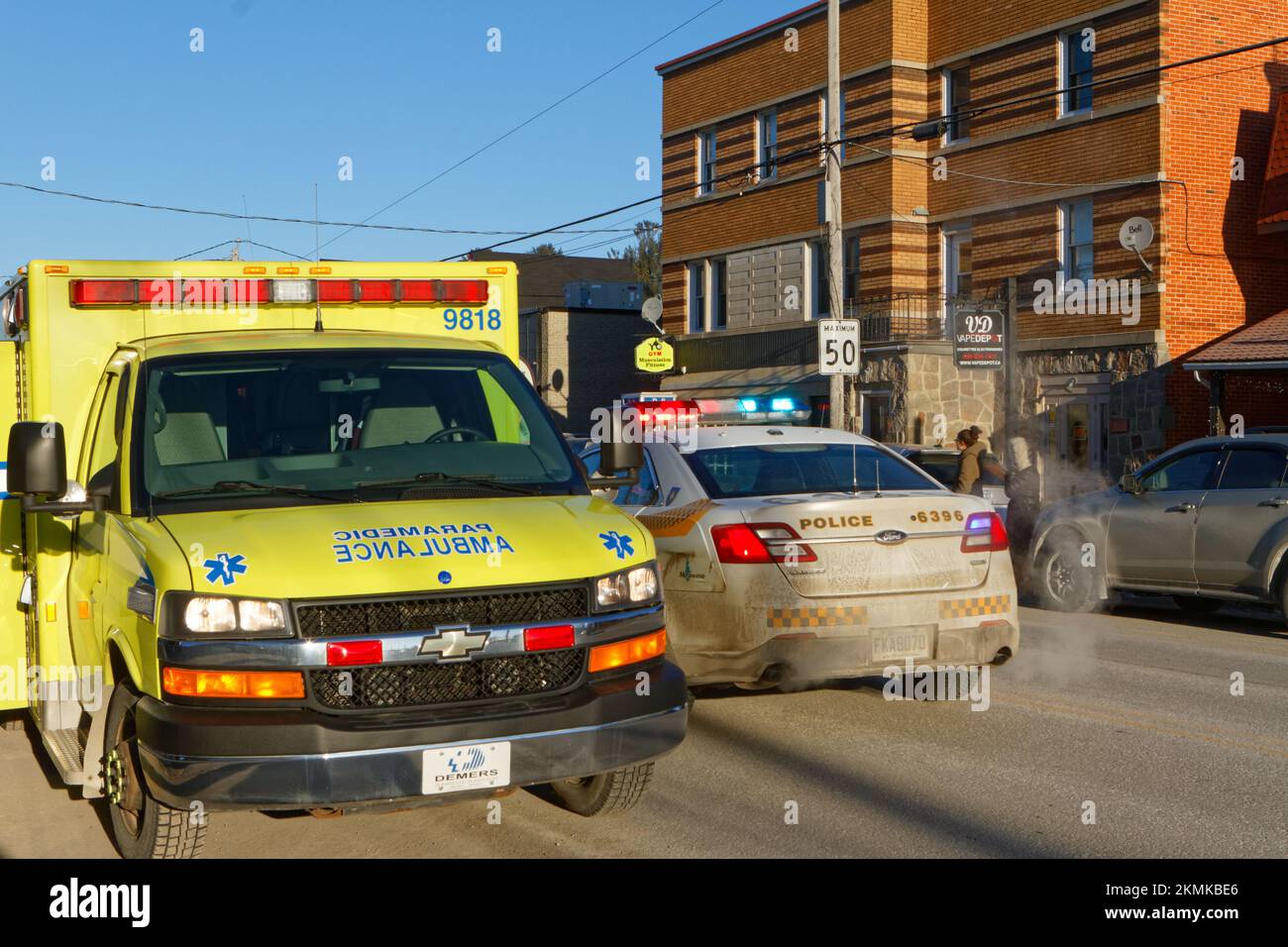 Krankenwagen und Polizeiwagen am Unfallort. Quebec, Kanada Stockfoto