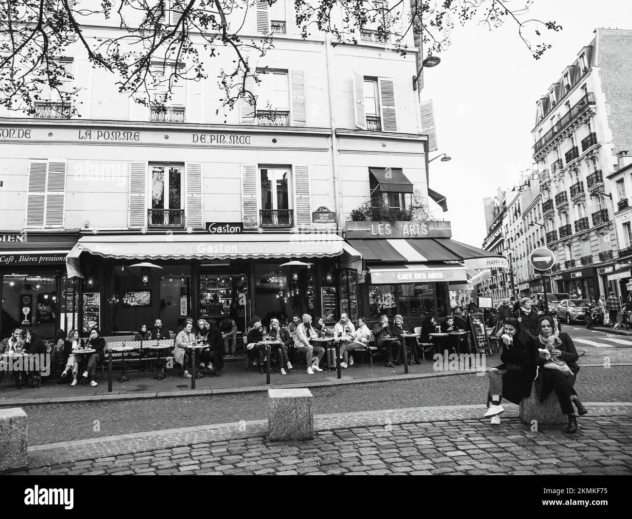 Paris, Frankreich - 13. November 20212: Contrescarpe Square in der Nähe der berühmten Mouffetard Street im Quartier Latin. Die Leute amüsieren sich in Cafés. Schwarz-weiß Stockfoto