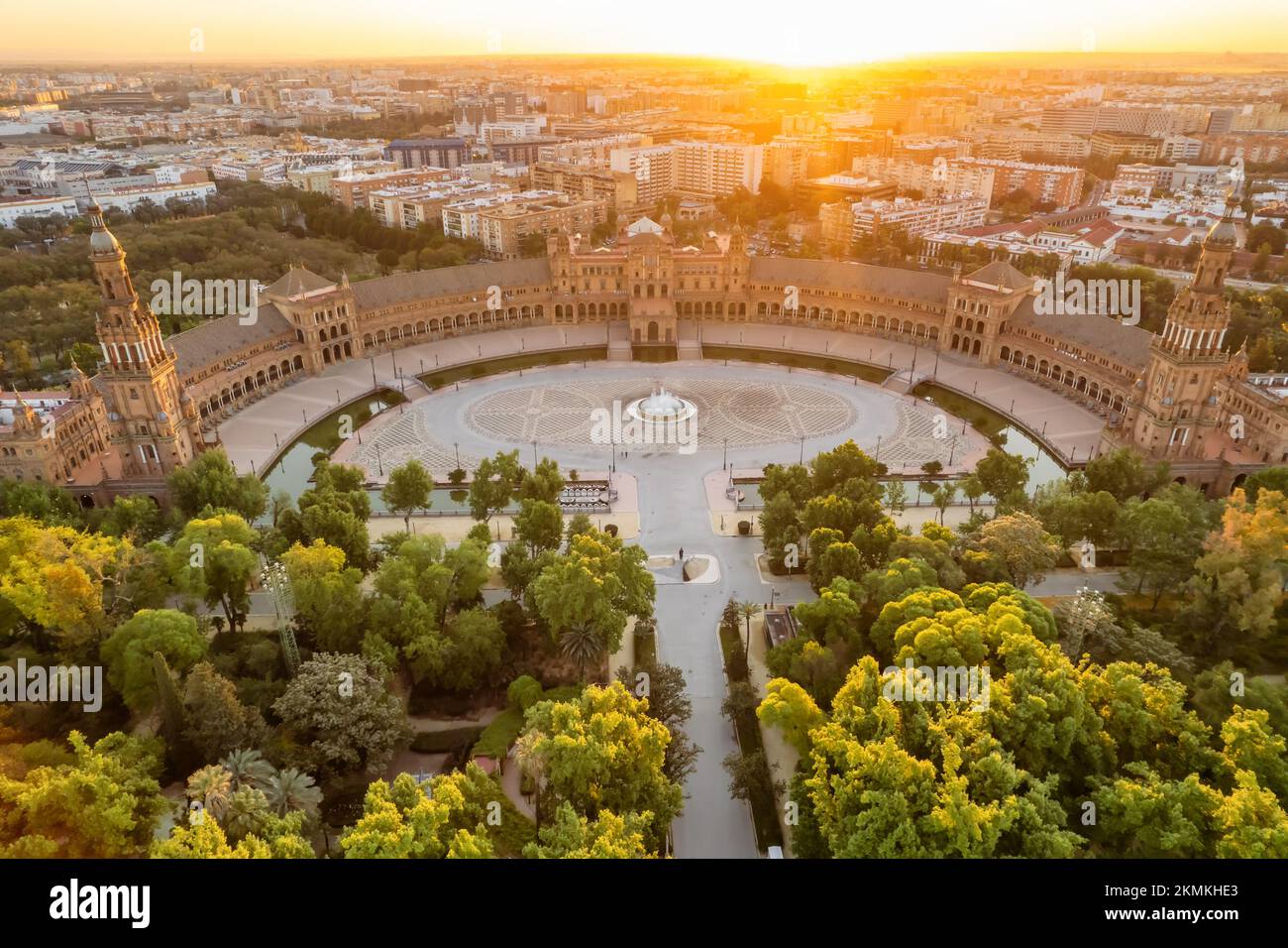 Plaza de Espana bei Sonnenaufgang in Sevilla, Spanien. Luftaufnahme Stockfoto
