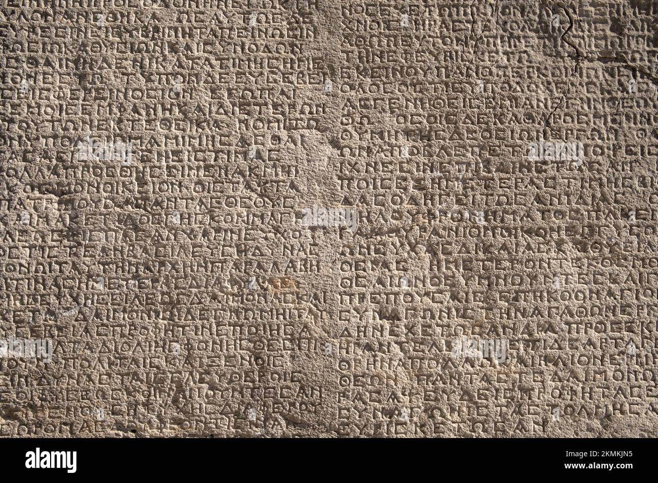 altgriechische Inschriften an der Wand archäologischer Ruinen aus der Nähe Stockfoto