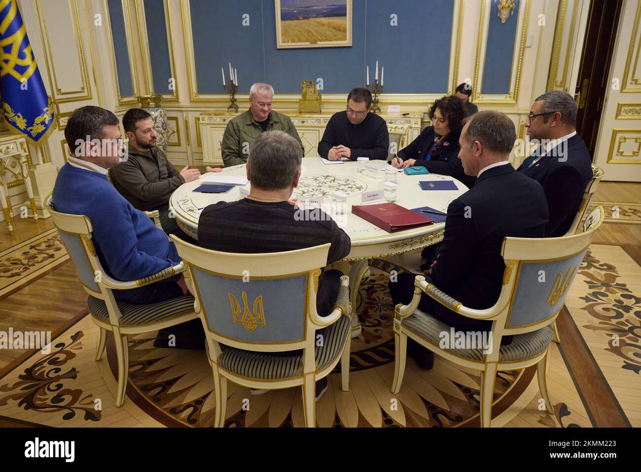 Kiew, Ukraine. 24. November 2022. Der ukrainische Präsident Volodymyr Zelenskyy verließ das Land während eines erweiterten bilateralen Treffens mit dem britischen Außenminister James clever und einer Delegation im Mariinsky-Palast am 24. November 2022 in Kiew, Ukraine. Kredit: Ukrainischer Ratsvorsitz/Pressestelle Des Ukrainischen Präsidenten/Alamy Live News Stockfoto