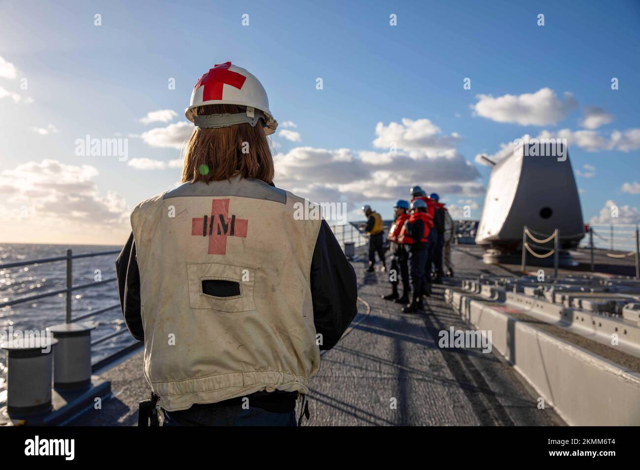221125-N-TC847-1016 IONISCHES MEER (25. Nov. 2022) Hospital Corpsman 3. Class Gwendolyn Juel, dem Ticonderoga-Klasse-Guided-Raketenkreuzer USS Leyte Gulf (CG 55) zugeteilt, steht während einer Wiederauffüllung auf See Wache auf dem Fo’c’le, 25. Nov. 2022. Die George H.W. Die Bush Carrier Strike Group ist in den USA stationiert Marinestreitkräfte Europa Einsatzgebiet, angestellt von den USA Sechste Flotte, die die Interessen der USA, Verbündeten und Partner verteidigt. (USA Marinebild von Mass Communication Specialist 2. Klasse Christine Montgomery) Stockfoto