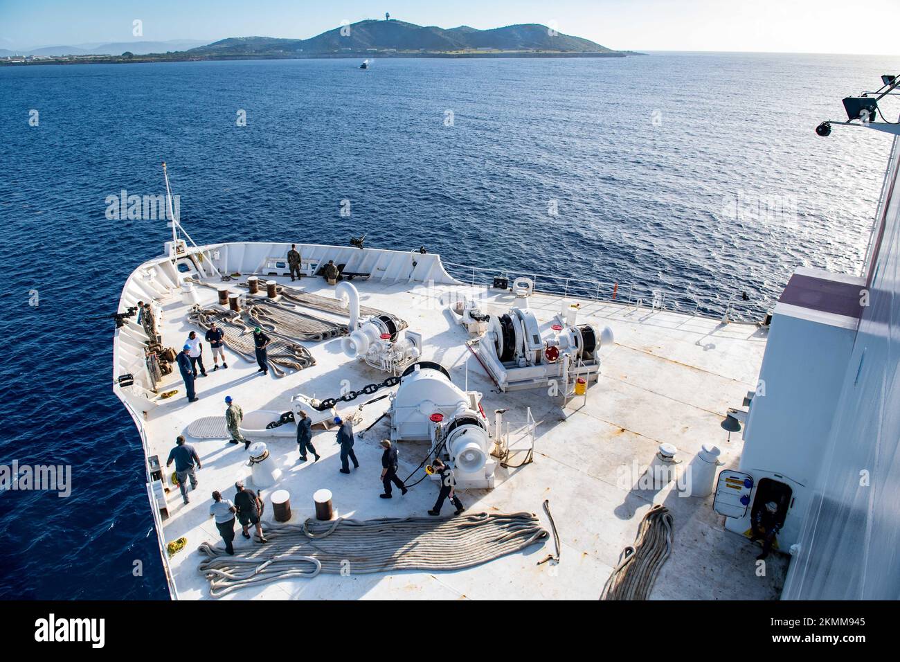 221123-N-LP924-1041 MARINESTÜTZPUNKT GUANTANAMO BAY, Kuba (23. November 2022) Seeleute und Zivilisten, die dem Krankenschiff USNS Comfort (T-AH 20) zugewiesen sind, bereiten sich auf die Ankunft in Guantanamo Bay, Kuba, am 23. November 2022 vor. Comfort wird in der US 4.-Flotte eingesetzt, um die anhaltende Promise 2022, eine humanitäre Hilfe und Kulanz Mission, die direkte medizinische Versorgung, expeditionäre tierärztliche Versorgung und Fachexpertenaustausch mit fünf Partnerländern in der Karibik, Mittel- und Südamerika. (USA Marinebild von Mass Communication Specialist 3. Class Sophia Simons) Stockfoto