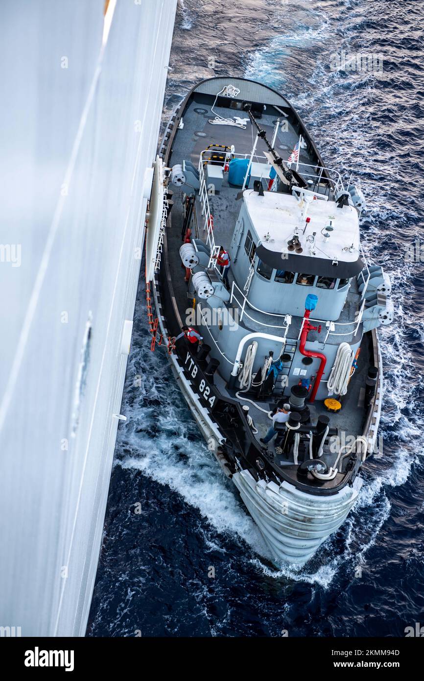 221123-N-LP924-1051 MARINESTÜTZPUNKT GUANTANAMO BAY, Kuba (23. Nov. 2022) Ein Schleppboot fährt neben dem Krankenschiff USNS Comfort (T-AH 20) an, um den Hafenpiloten abzusetzen, wenn Comfort in Guantanamo Bay, Kuba, ankommt, 23. Nov. 2022. Comfort wird in der US 4.-Flotte eingesetzt, um die anhaltende Promise 2022, eine humanitäre Hilfe und Kulanz Mission, die direkte medizinische Versorgung, expeditionäre tierärztliche Versorgung und Fachexpertenaustausch mit fünf Partnerländern in der Karibik, Mittel- und Südamerika. (USA Marinebild von Mass Communication Specialist 3. Class Sophia Simons) Stockfoto