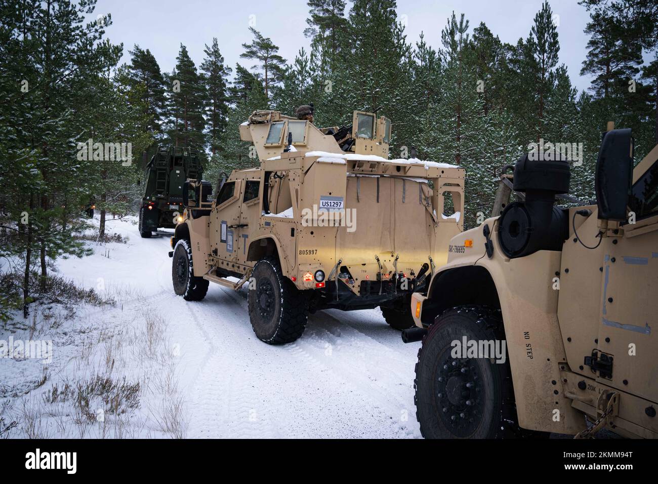 USA Marines mit Combat Logistics Battalion 6 (CLB-6), Konvoi durch einen Trainingsbereich während der Übung Gefrierwind 22 in Syndalen, Finnland, 22. November 2022.Task Force Red Cloud, Hauptsitz von Elementen des CLB-6, Wird in Finnland eingesetzt, um die Übungen SYD 2022 und Freezing Winds 2022 zu unterstützen, um die gegenseitige Abhängigkeit der USA und Finnlands im maritimen Bereich zu verstärken, bilaterale maritime Manöver innerhalb der finnischen Küstenregion zu festigen und enge Beziehungen zwischen den USA zu fördern Marinekorps und finnische Einheiten zur Aufrechterhaltung der Streitkräfte. (USA Marinekorps Foto von Lance CPL. Maxwell Co Stockfoto