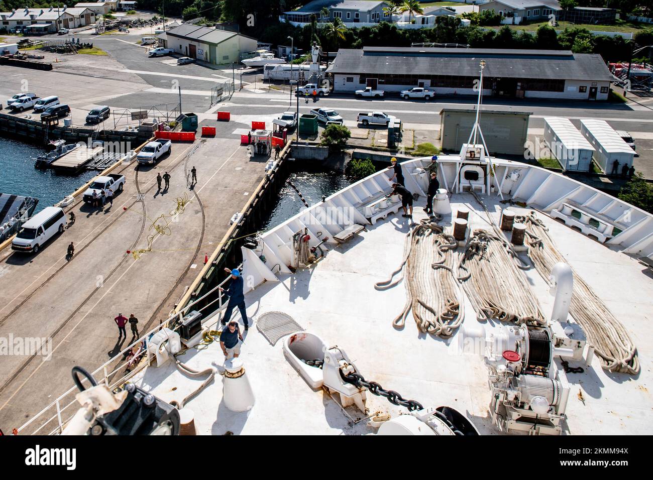 221123-N-LP924-1120 MARINESTÜTZPUNKT GUANTANAMO BAY, Kuba (23. November 2022) Seeleute und Zivilisten, die dem Krankenschiff USNS Comfort (T-AH 20) zugewiesen sind, bereiten sich auf das Anlegen in Guantanamo Bay, Kuba, vor, 23. November 2022. Comfort wird in der US 4.-Flotte eingesetzt, um die anhaltende Promise 2022, eine humanitäre Hilfe und Kulanz Mission, die direkte medizinische Versorgung, expeditionäre tierärztliche Versorgung und Fachexpertenaustausch mit fünf Partnerländern in der Karibik, Mittel- und Südamerika. (USA Marinebild von Mass Communication Specialist 3. Class Sophia Simons) Stockfoto