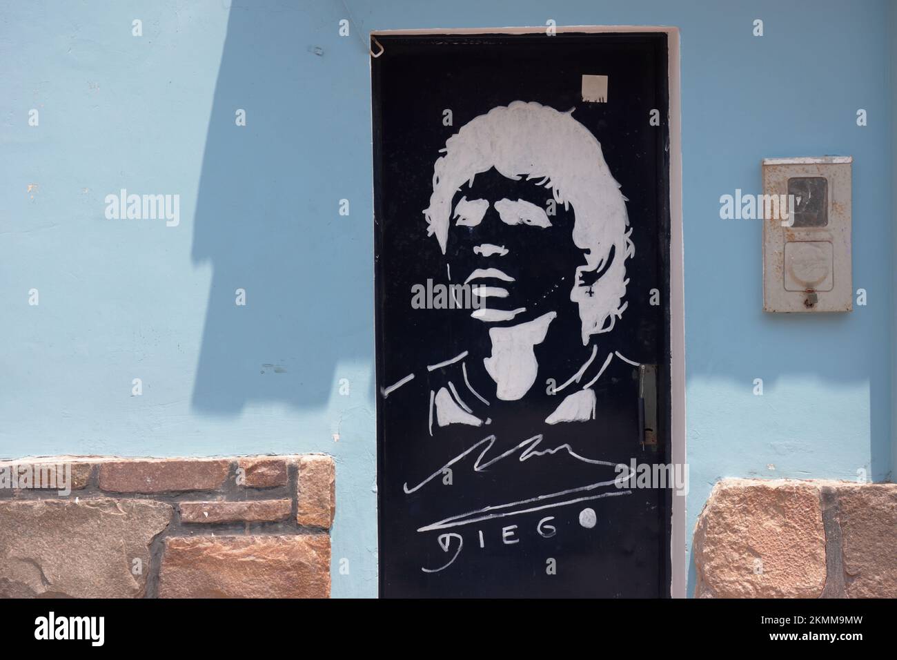 Tilcara, Argentinien. 9. November 2022: Bild von Diego maradona an einer Tür graffiert, unbekannter Künstler Stockfoto
