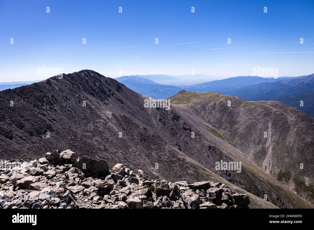 Vom Gipfel des Tabeguache Peak 14.162 Fuß über dem Meeresspiegel in der Sawatch Range der Colorado Rocky Mountains. Blauer Himmel und Berge. Stockfoto