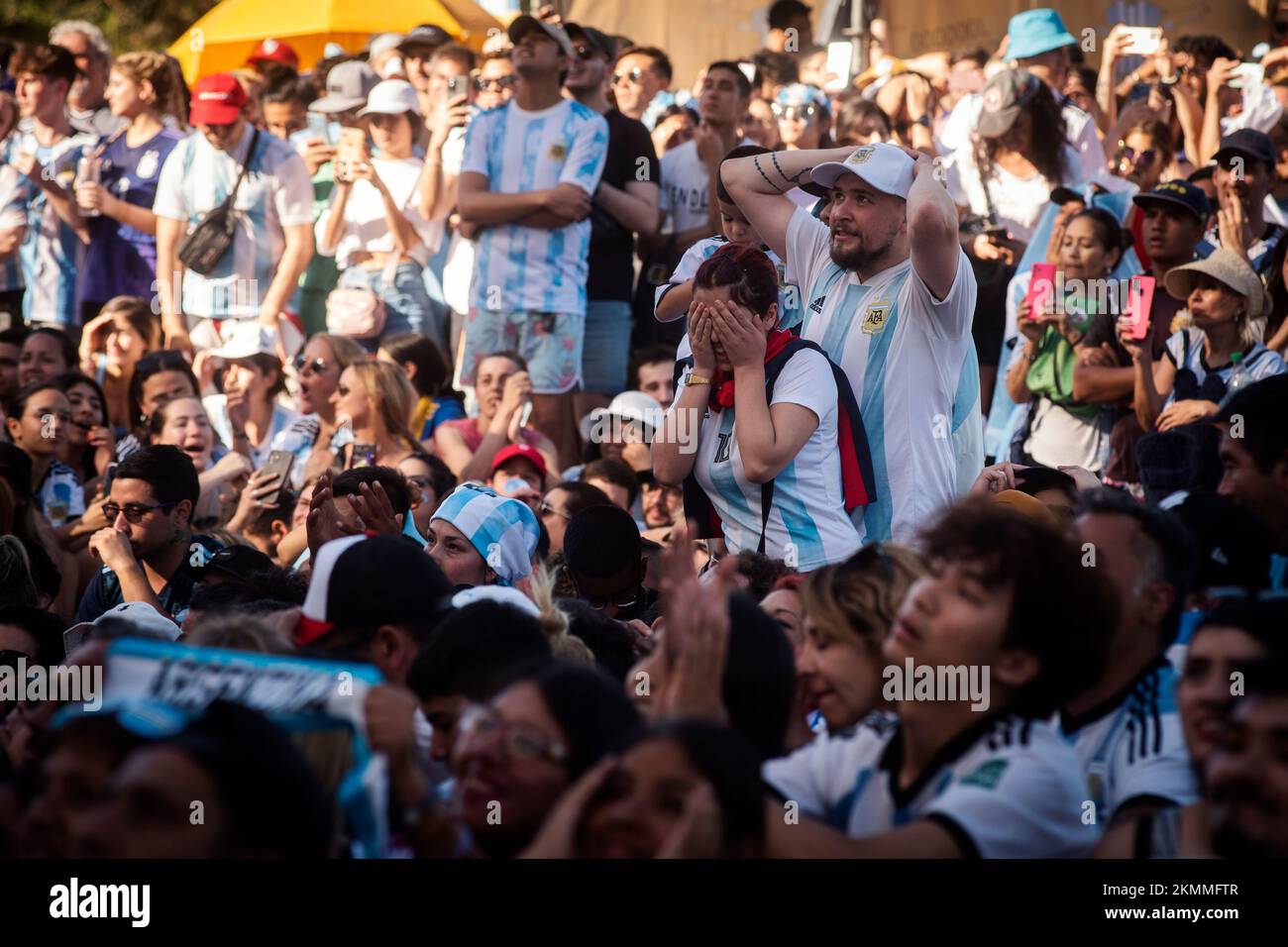 Buenos Aires, Buenos Aires, Argentinien. 26.. November 2022. Argentinische Fußballfans reagieren, wenn sie das Spiel ihrer Mannschaft gegen Mexiko bei der Weltmeisterschaft sehen, die von Katar veranstaltet wird, in Buenos Aires, Argentinien, Samstag, 26. November 2022. (Kreditbild: © Mariana Nedelcu/ZUMA Press Wire) Kredit: ZUMA Press, Inc./Alamy Live News Stockfoto