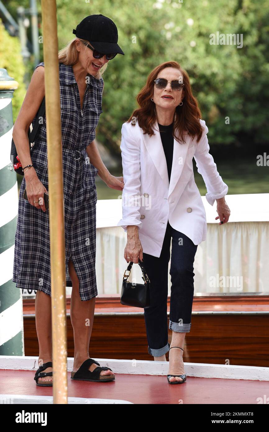 (KIKA) - VENEZIA - La classe non Ã¨ acqua e lo dimostra anche questa volta Isabelle Huppert. La splendida attrice francese (69 anni ma Chi lo direbbe?) Ã¨ arrivata in darsena indossando pantaloni scuri a sigaretta e una giacca bianca, ai piedi sandali dal tacco alto.Â LEGGI ANCHE:Â Â Venezia, alla serata da favola si va... Im Taxi acqueo!piÃ¹ grintose il direttore d'Orchestra Beatrice Venezi in abito lungoÂ optisch bianco e nero e spacco vertiginoso e Melissa Satta in Look maschile.Â Super Casual Fiammetta Cicogna cosÃ¬Â come Daniel McVicar.[galleria]GUARDA LO SPECIALE VENEZIA 79in darsena an Stockfoto