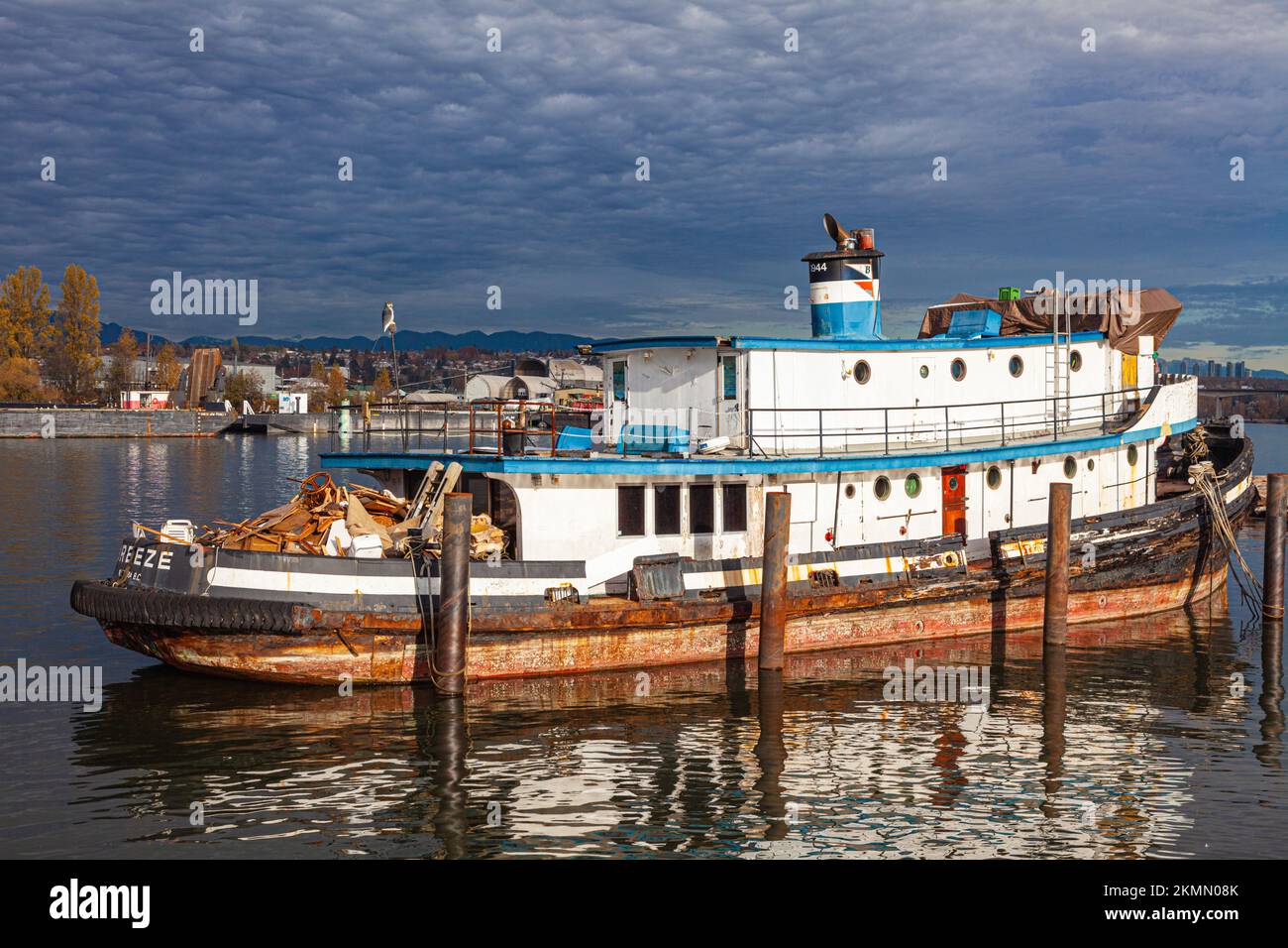Verlassenes Passagierschiff, das am Fraser River in Vancouver, British Columbia, Kanada, renoviert wird Stockfoto