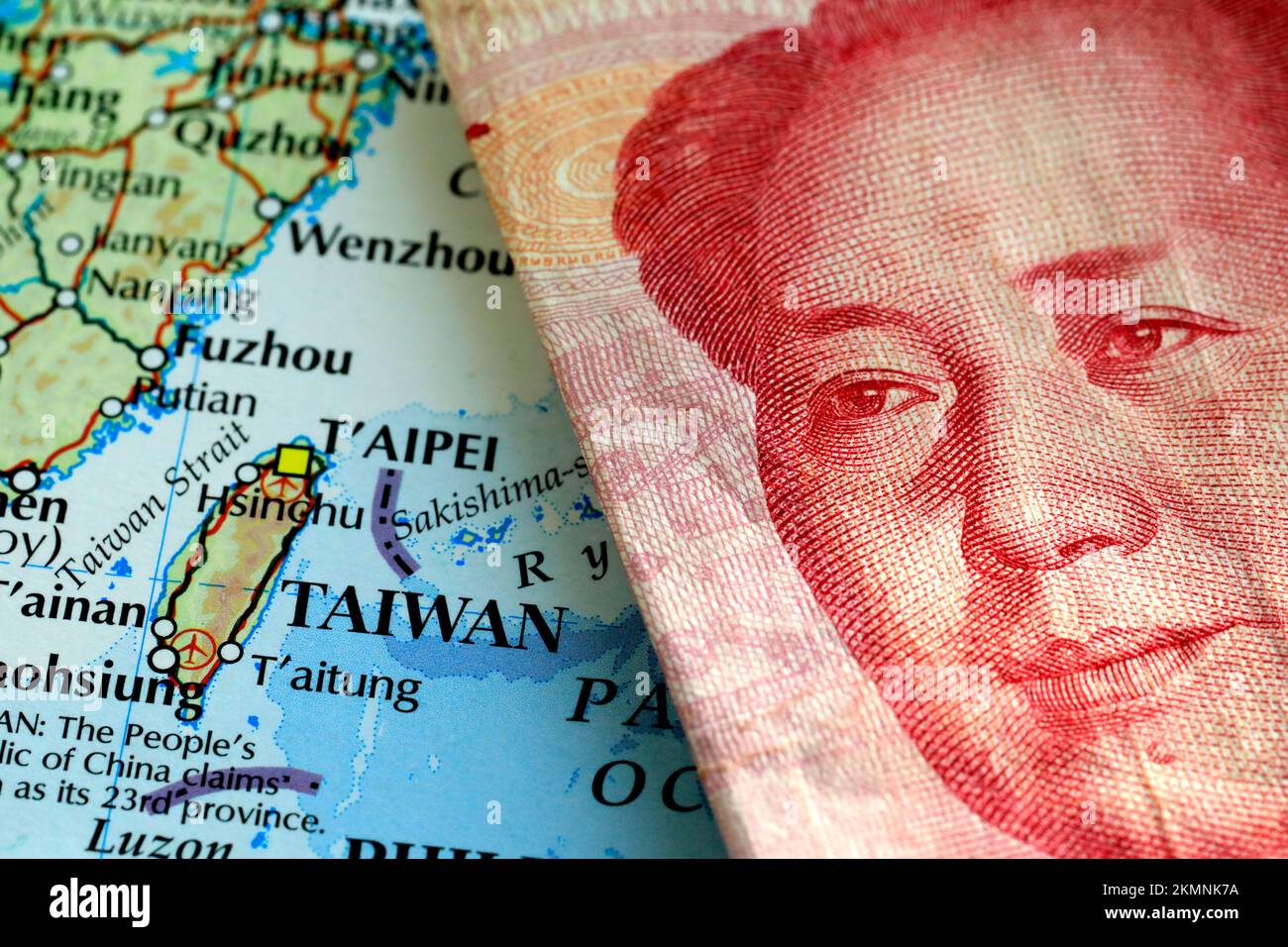 Nahaufnahme einer chinesischen Yuan-Banknote auf einer Karte, die Taiwan zeigt Stockfoto