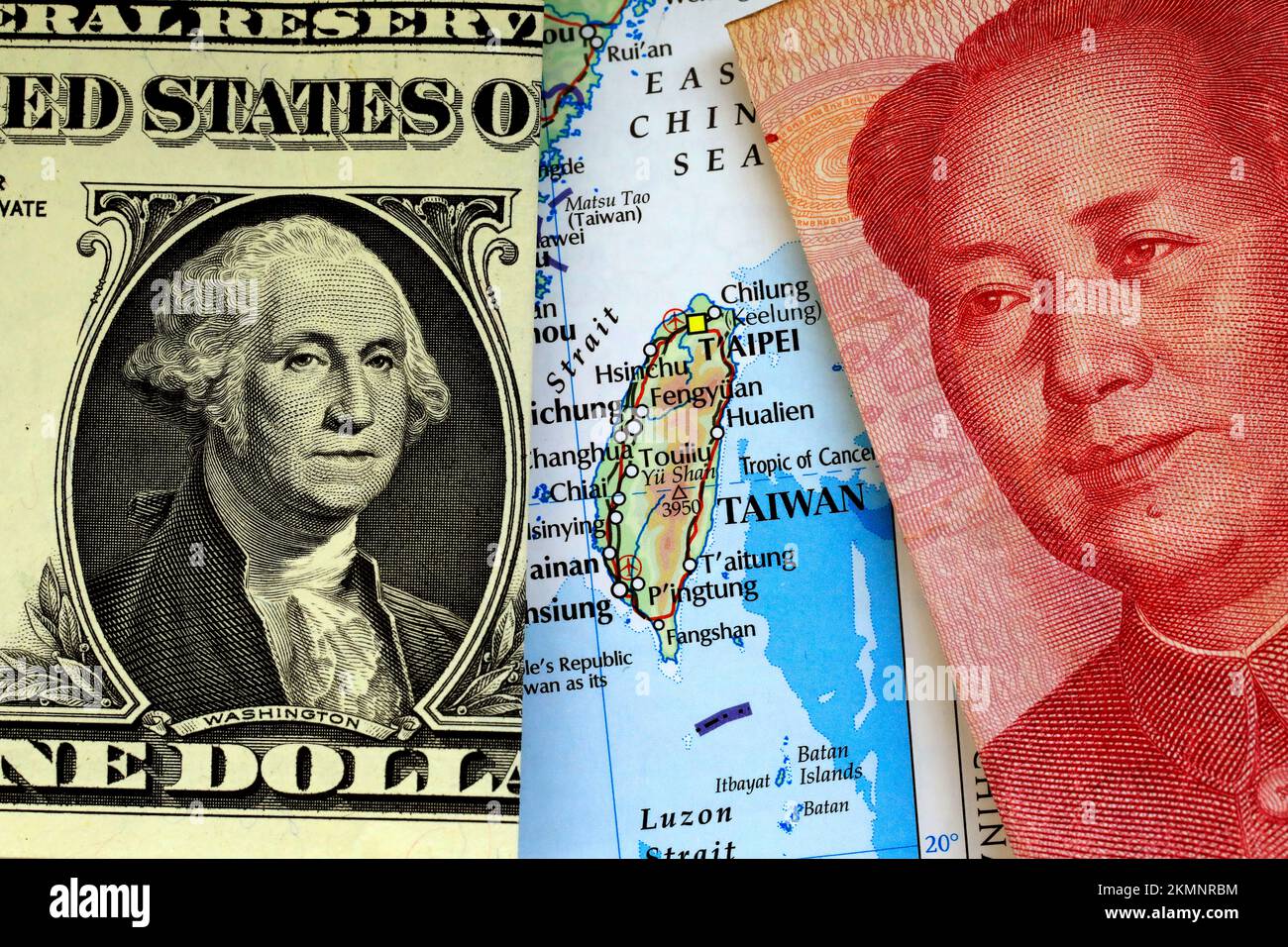 Nahaufnahme eines US-Dollarscheins und einer Yuan-chinesischen Banknote auf einer Karte, die Taiwan zeigt Stockfoto