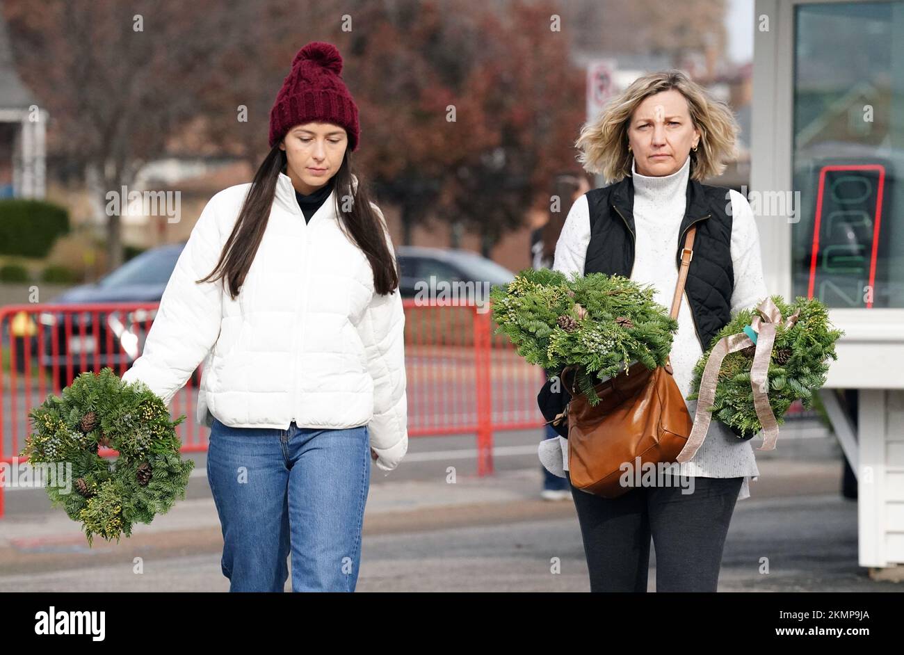 St. Louis, Usa. 26.. November 2022. Frauen gehen mit Weihnachtskränzen zum Weihnachtsbaumverkauf von Ted Drewes in St. Louis am Samstag, den 26. November 2022. Ted Drewes verkauft 450 verschiedene Bäume, aus denen man wählen kann. Foto: Bill Greenblatt/UPI Credit: UPI/Alamy Live News Stockfoto