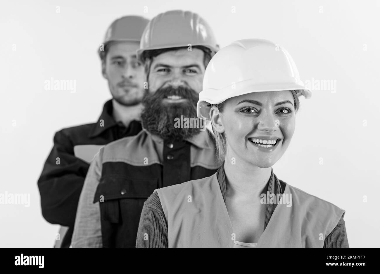 Frauen und Männer in Schutzhelmen stehen dem Team nahe. Stockfoto