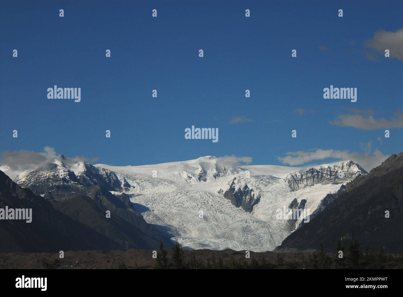 Panoramablick auf den wunderschönen Kennicott-Gletscher in der abgelegenen Wrangell-St. Elias-Nationalpark, Alaska, USA. Stockfoto