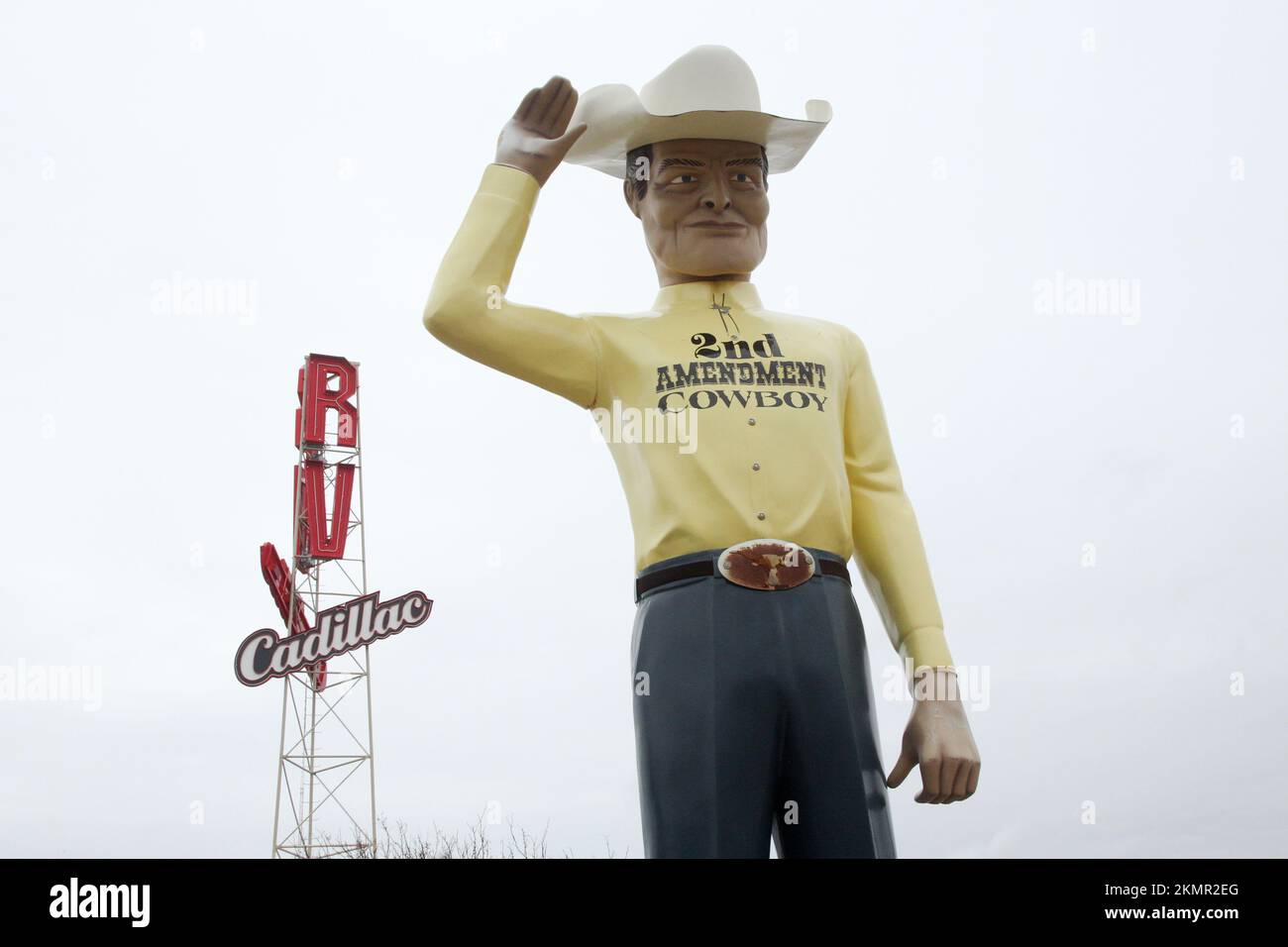 2. Amendment Cowboy im Cadillac Ranch RV Park entlang der historischen Route 66, Amarillo, Texas Stockfoto