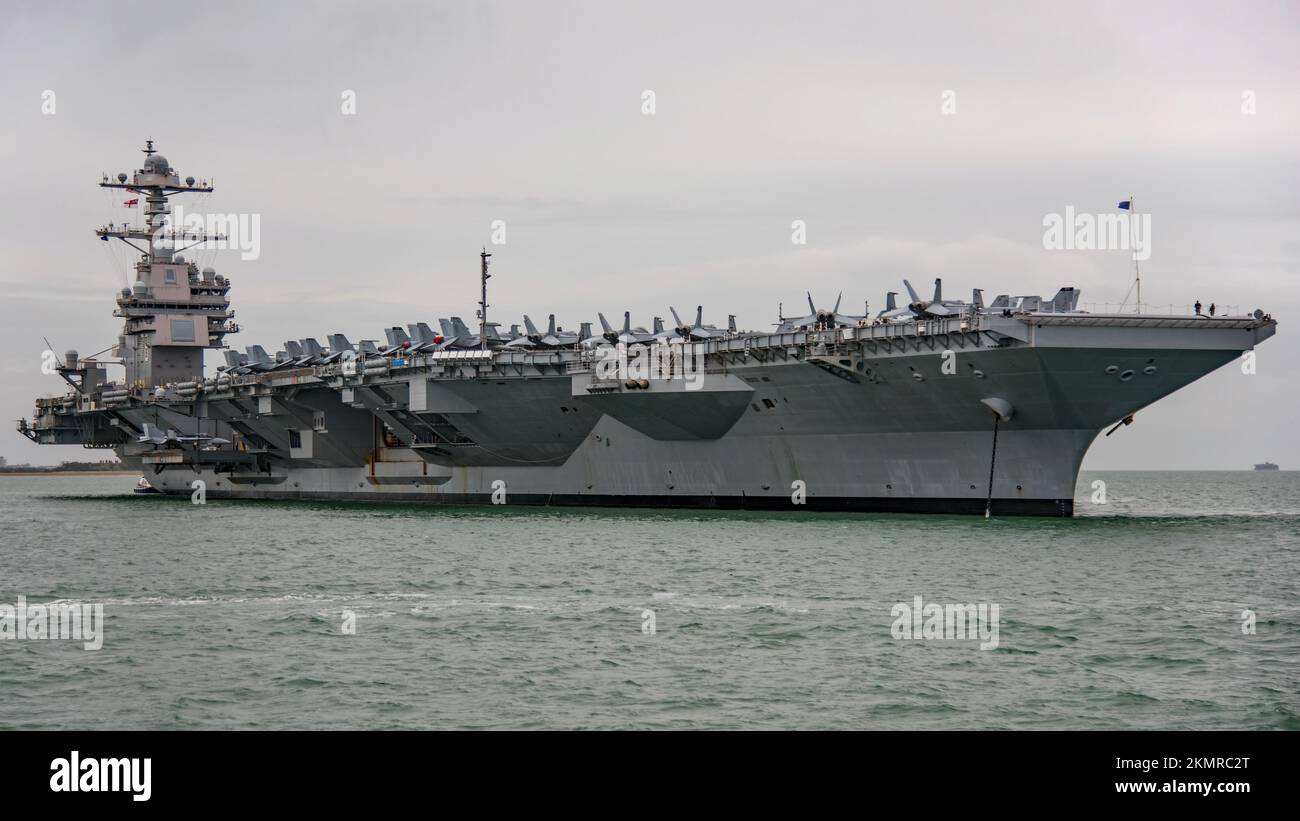 Der US-Flugzeugträger USS Gerald R Ford (CVN 78) am 16.. November 2022 vor Anker in Solent, Vereinigtes Königreich. Stockfoto