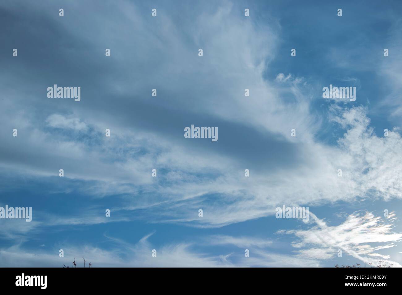 Flauschige Wolken am wunderschönen blauen Himmel Stockfoto