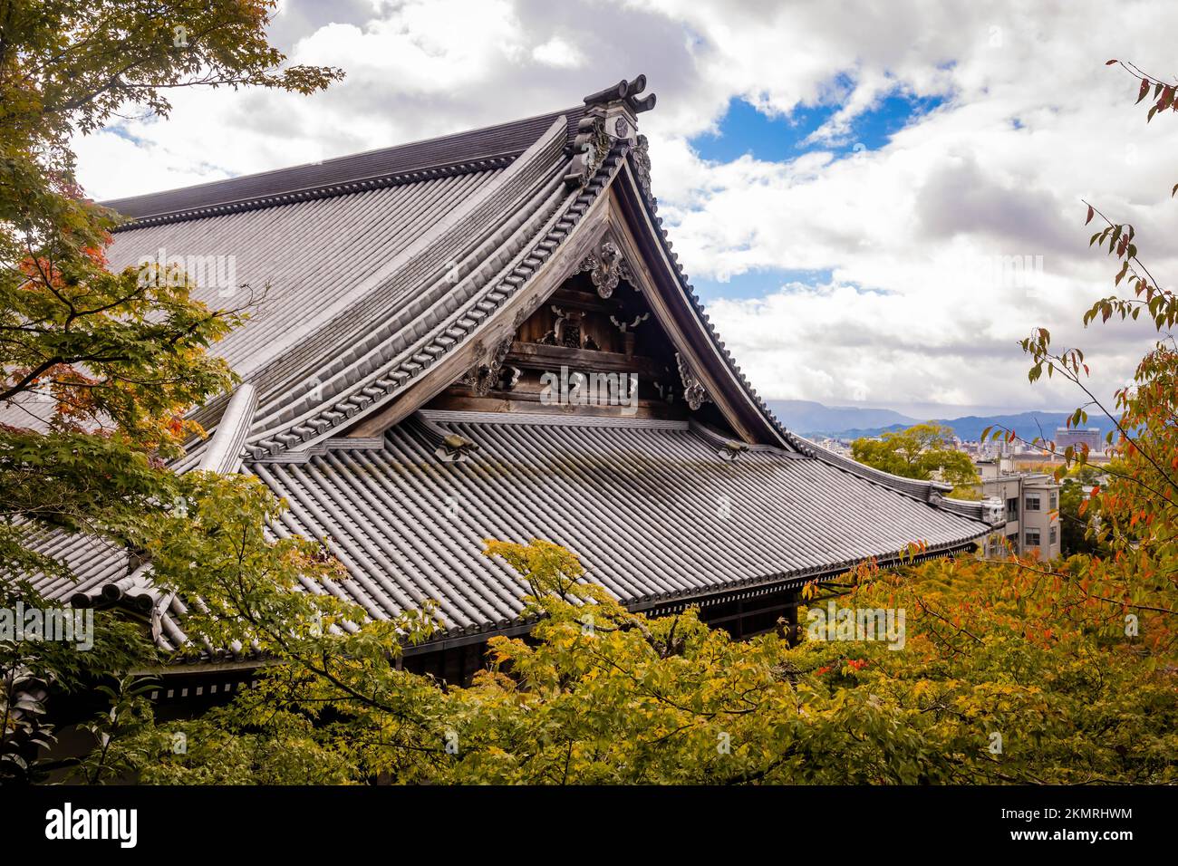 Wunderschöne Holzdachfassade des antiken Eikando Tempels in Kyoto Japan Stockfoto