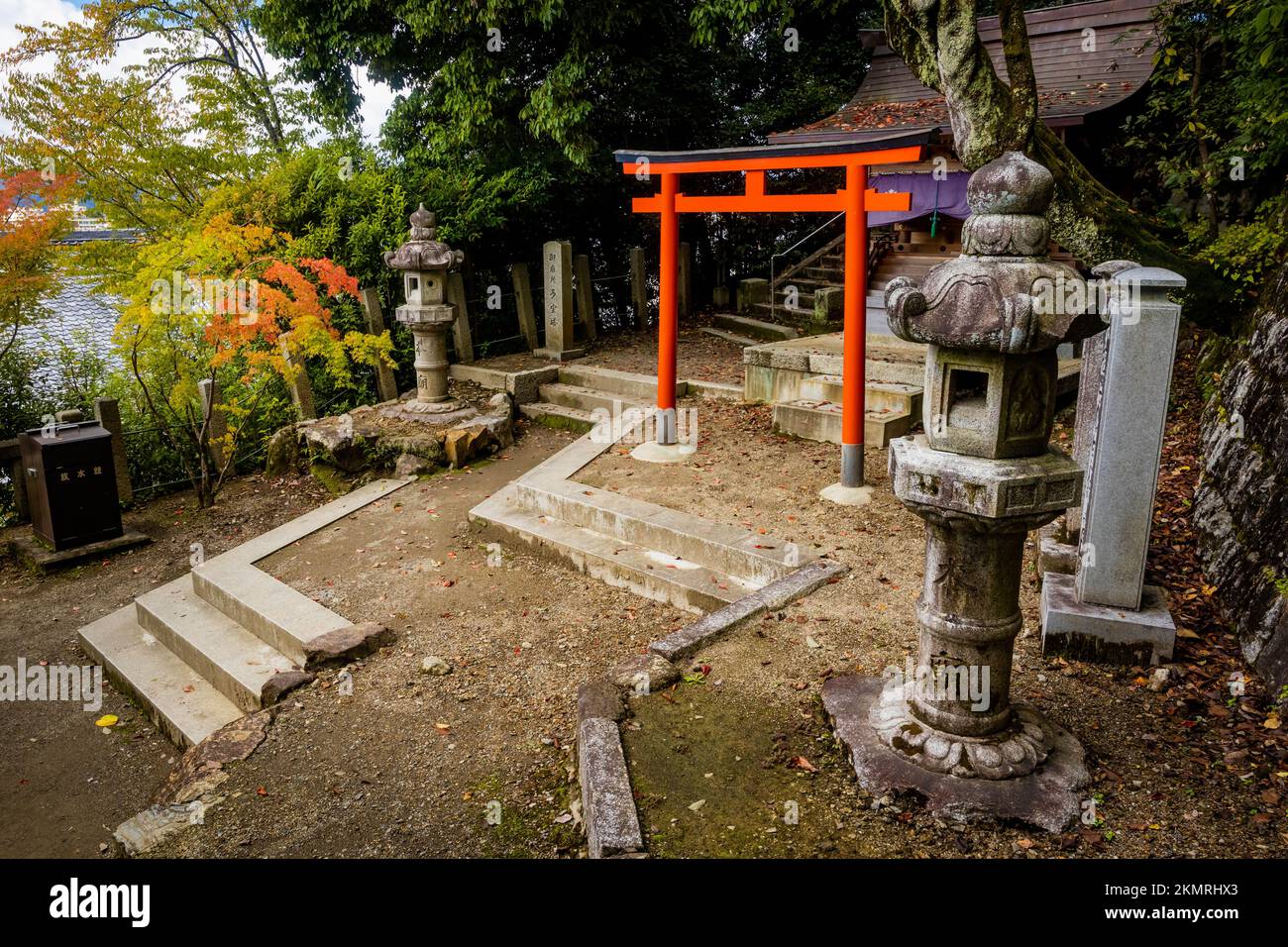 Wunderschöne rote Pagodentore des antiken Eikando-Tempels in Kyoto, Japan. Übersetzung: Gokoshota-Pagode Stockfoto