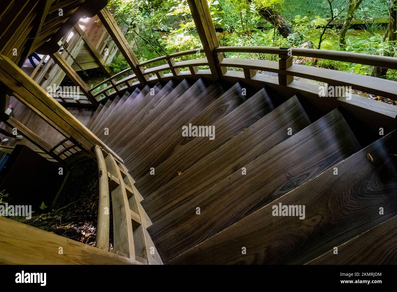 Wunderschöne hölzerne Treppen des antiken Eikando-Tempels in Kyoto Japan Stockfoto