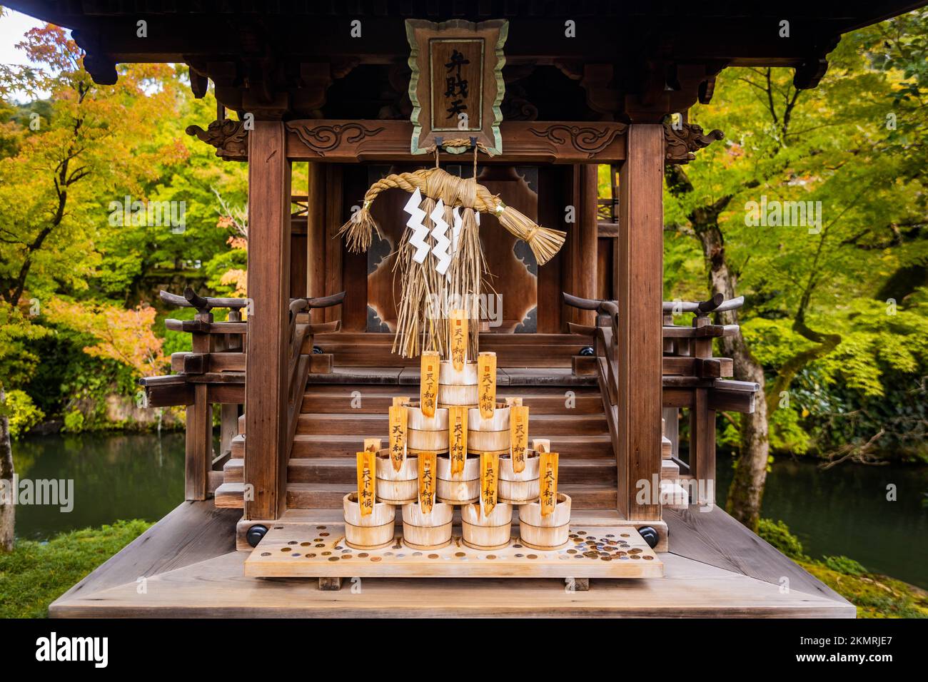 Wunderschöner Schrein am See des Eikando Tempels im Herbst in Kyoto Japan. Übersetzung: Bentensha-Schrein Stockfoto