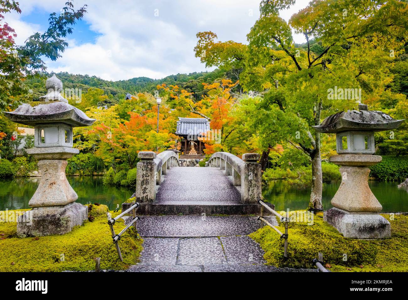 Wunderschöne Steinbrücke im Eikando Temple Pond im Herbst in Kyoto Japan. Übersetzung: Bentensha-Schrein Stockfoto