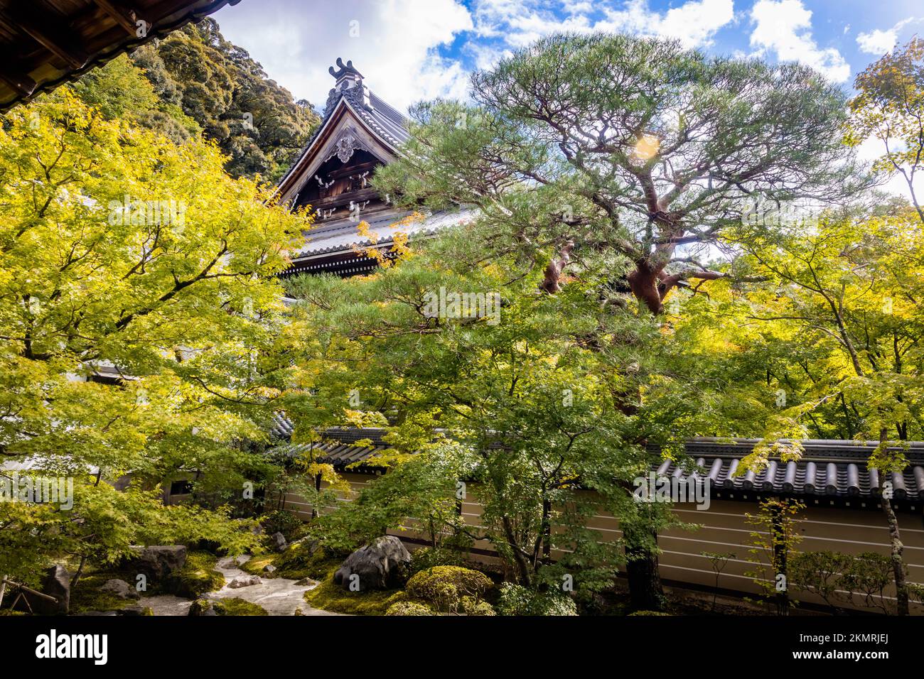 Wunderschöne Zen-Gartenfassade des antiken Eikando-Tempels in Kyoto, Japan Stockfoto