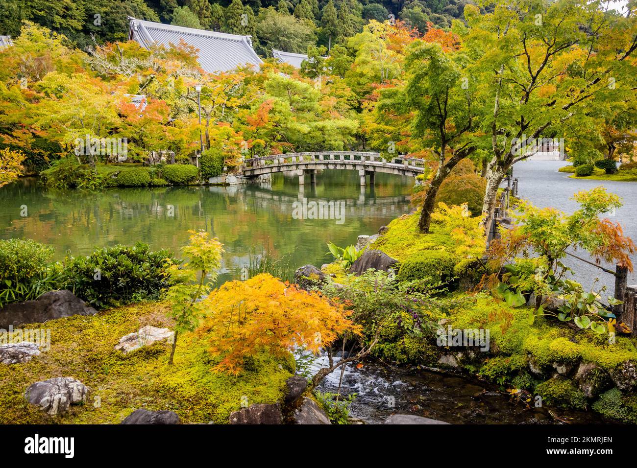 Wunderschöne Steinbrücke im Eikando Temple Pond im Herbst in Kyoto Japan Stockfoto