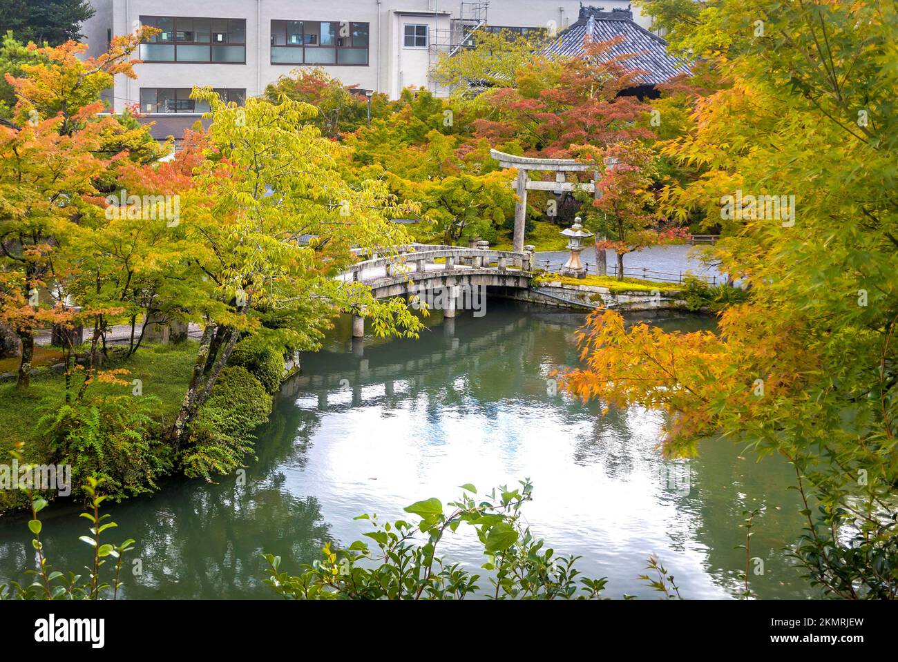 Wunderschöne Steinbrücke im Eikando Temple Pond im Herbst in Kyoto Japan Stockfoto