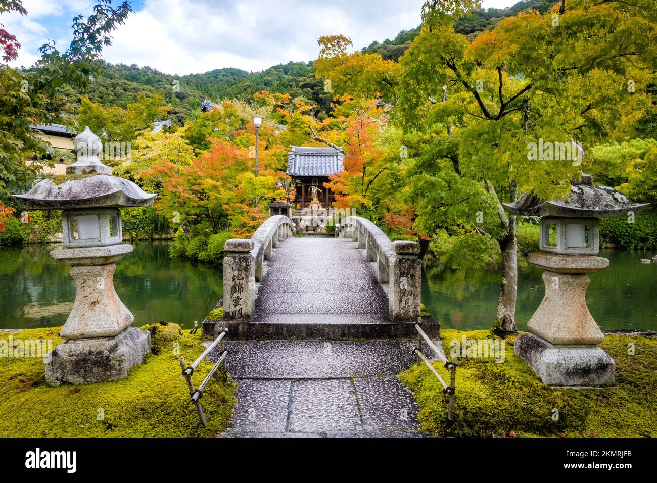 Wunderschöne Steinbrücke im Eikando Temple Pond im Herbst in Kyoto Japan. Übersetzung: Bentensha-Schrein Stockfoto