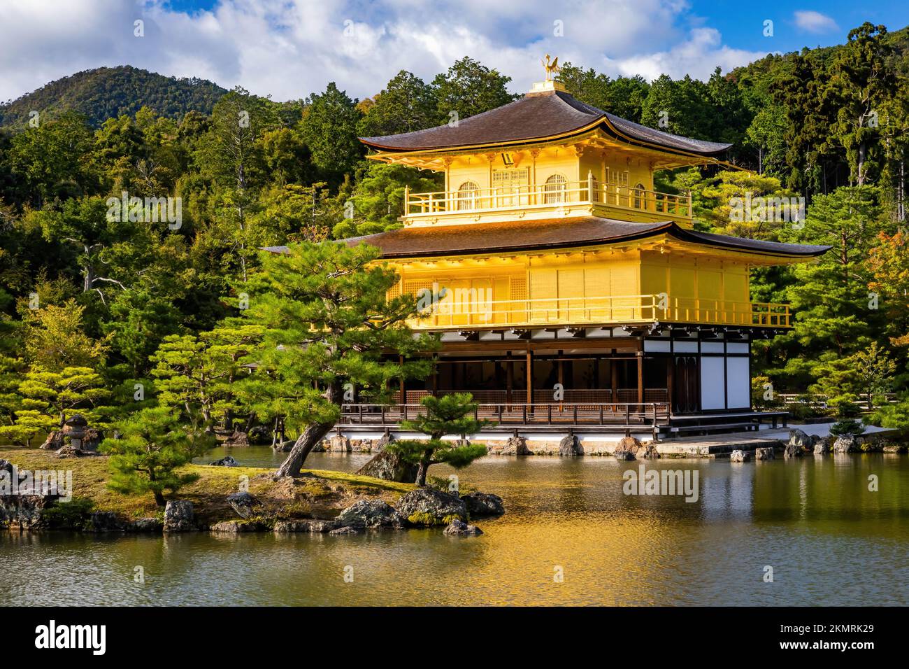 Malerischer Blick auf den goldenen Tempel des Kinkaku-ji-Schreins im Herbst in Kyoto Japan Stockfoto