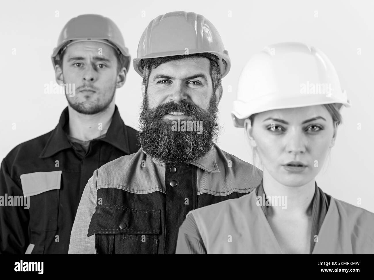 Vielfalt im kollektiven Konzept. Frauen und Männer in Schutzhelmen Stockfoto