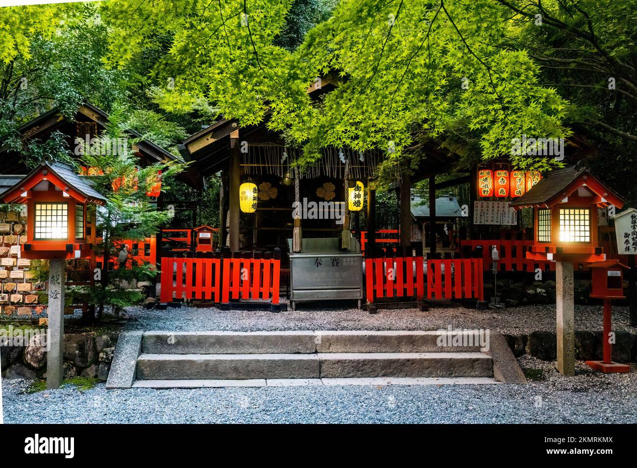 Nonomiya-jinja-Schrein bei Nacht im Arashiyama Bambuswald Touristenpark Attraktion. Übersetzung: Heilige Laterne auf Lampen und Angebote auf Schachtel Stockfoto