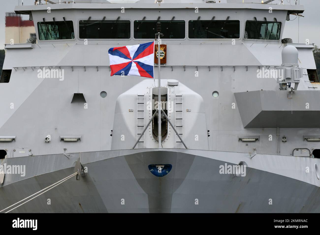 Präfektur Kanagawa, Japan - 05. September 2021: Niederländische Marineflagge auf Royal Netherlands Navy HNLMS Evertsen (F805). Stockfoto