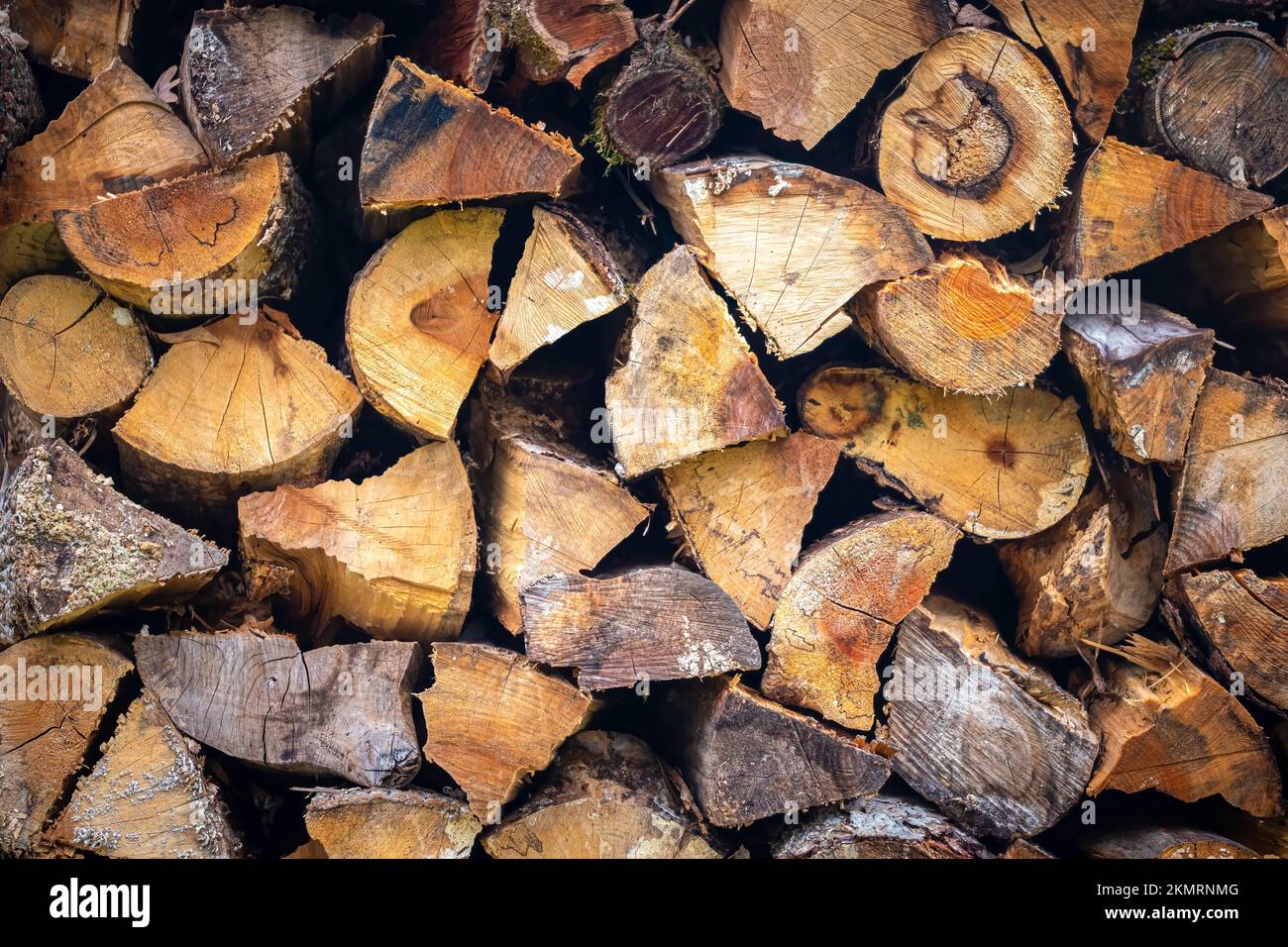 Ein Stapel Brennholz, um das Feuer im Winter warm zu halten. Stockfoto