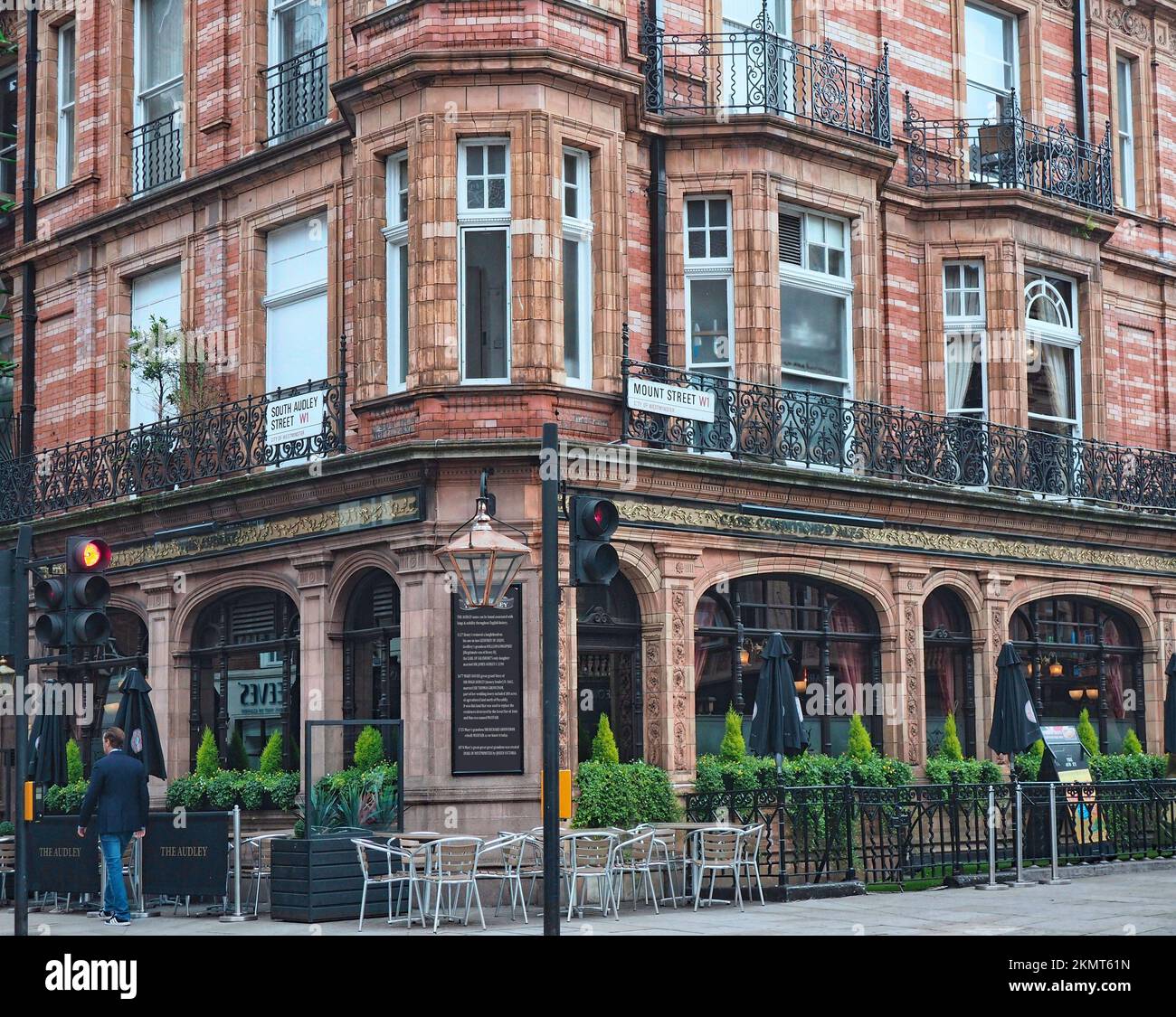 London, Großbritannien - September 2016: Eleganter Pub an der Ecke Audley Street in Mayfair, mit einer Plakette, die die Geschichte des Namens beschreibt Stockfoto