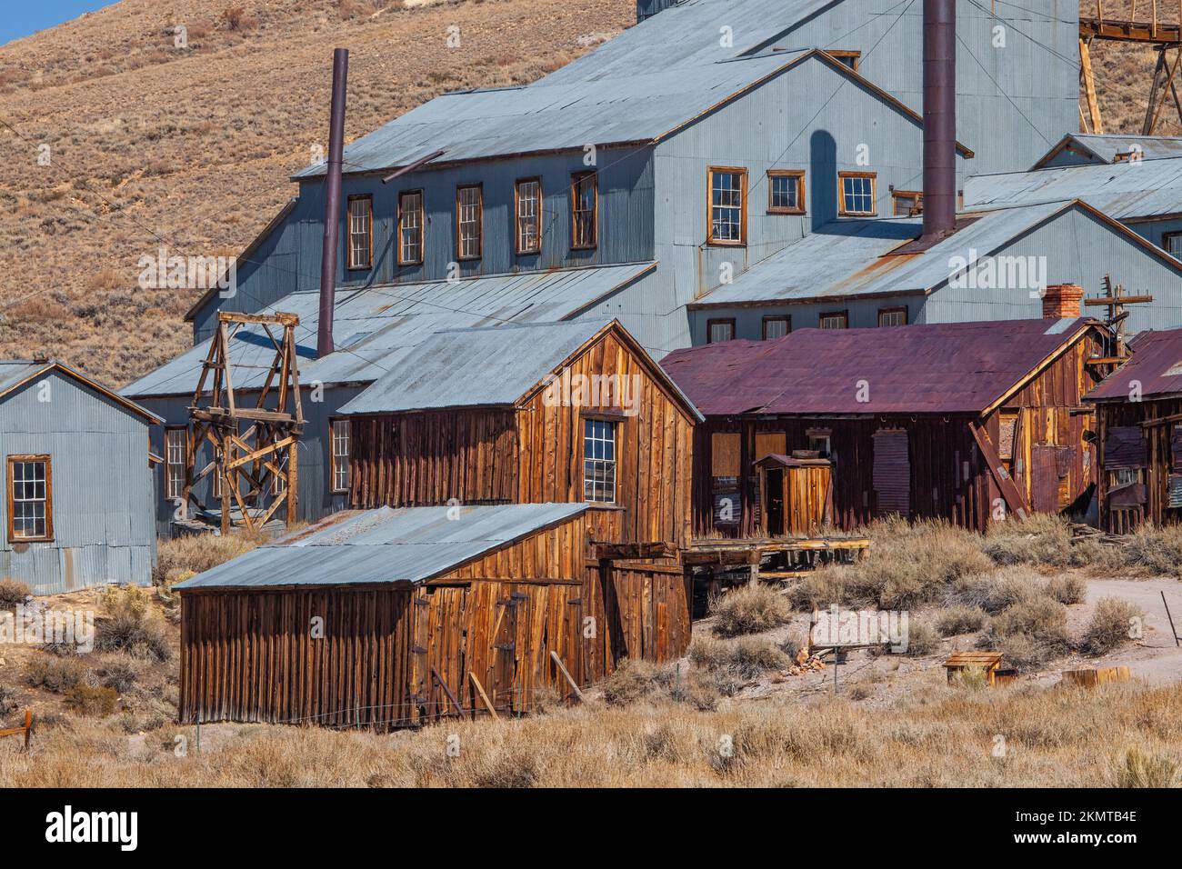 Standard Consolidated Mining Company Stamp Mill, verbundene Bergbaugebäude, Bodie State Historic Park, Bodie, Kalifornien Stockfoto