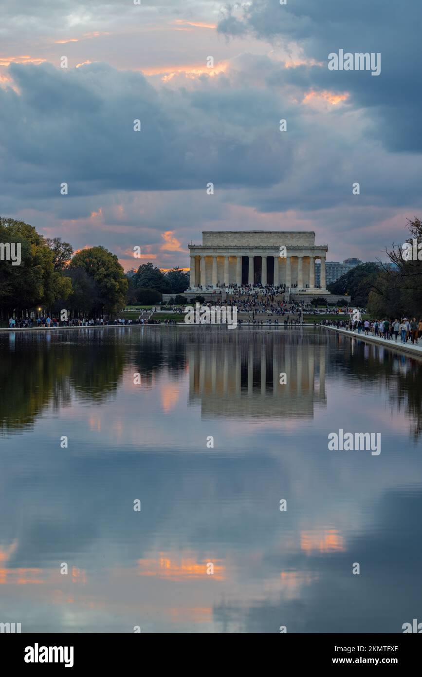 Lincoln Memorial und der Reflecting Pool bei Sonnenuntergang, Washington, D.C. Stockfoto