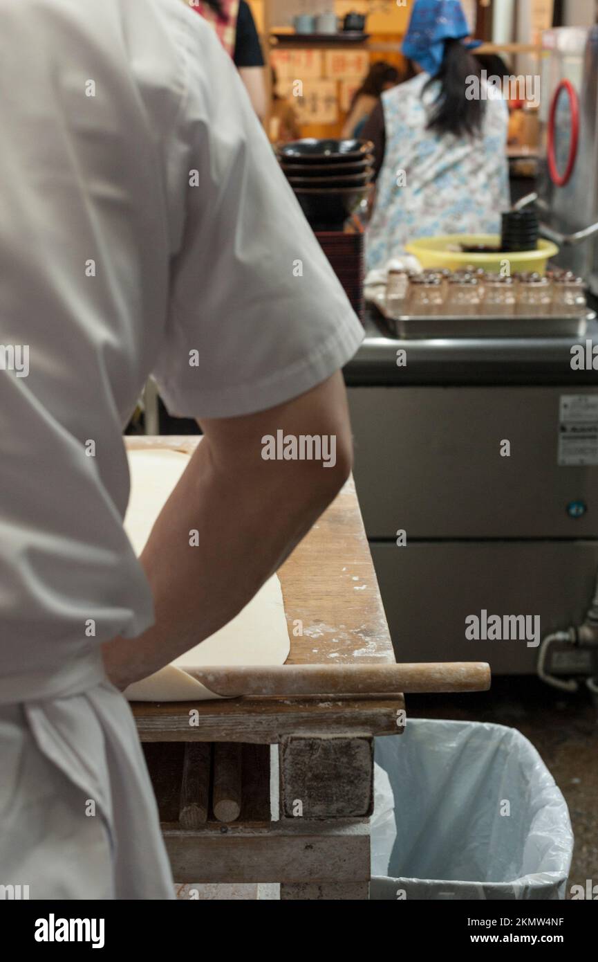 Ich mache Nudeln in Bakaichidai. Wie bei anderen Nudelrestaurants in der Region werden die Nudeln von Hand gerollt, was ihnen ihr unverwechselbares und unma verleiht Stockfoto