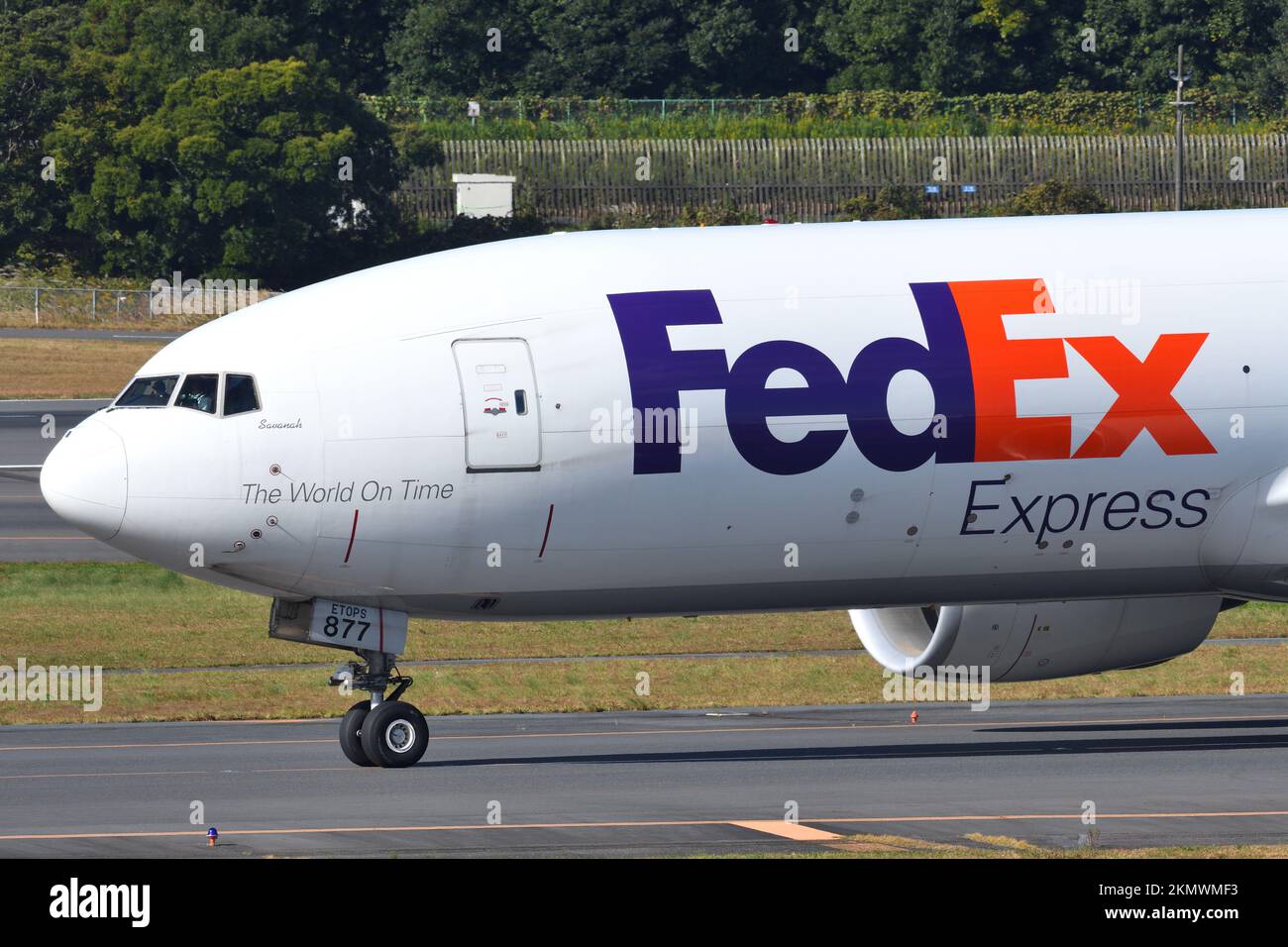 Präfektur Chiba, Japan - 29. Oktober 2021: FedEx Boeing B777F (N877FD) Frachter. Stockfoto