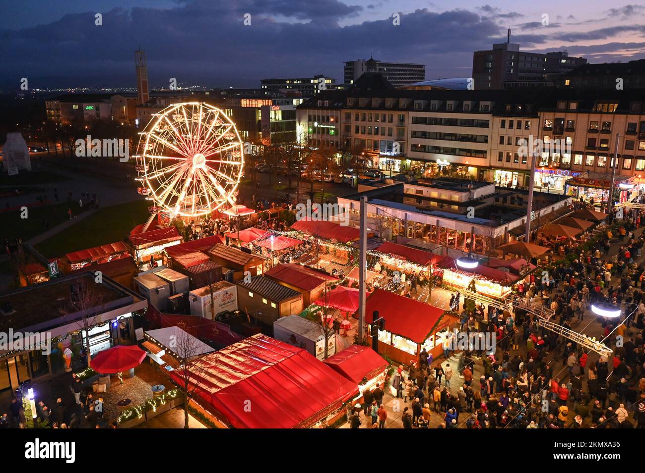 Kassel, Deutschland. 25.. November 2022. Blick auf den märchenhaften Weihnachtsmarkt auf dem Friedrichsplatz. Corona-Pandemie, Energiekrise und Inflation: Trotz schwieriger allgemeiner Bedingungen starten hessische Showmänner und Showfrauen das Weihnachtsgeschäft optimistisch. Kredit: Uwe Zucchi/dpa/Alamy Live News Stockfoto