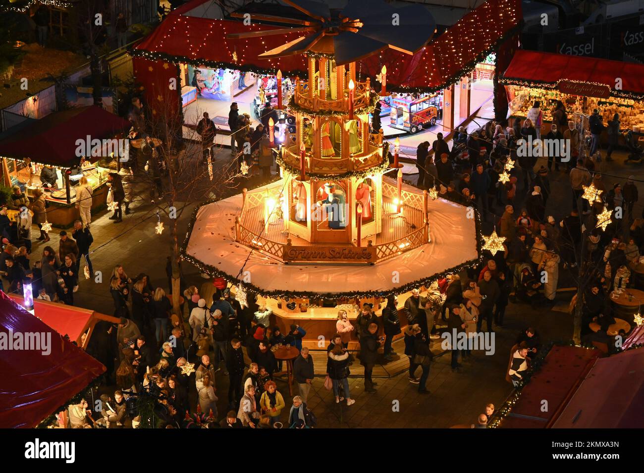 Kassel, Deutschland. 25.. November 2022. Blick auf den märchenhaften Weihnachtsmarkt am Friedrichsplatz. Corona-Pandemie, Energiekrise und Inflation: Trotz schwieriger allgemeiner Bedingungen starten hessische Showmänner und Showfrauen das Weihnachtsgeschäft optimistisch. Kredit: Uwe Zucchi/dpa/Alamy Live News Stockfoto