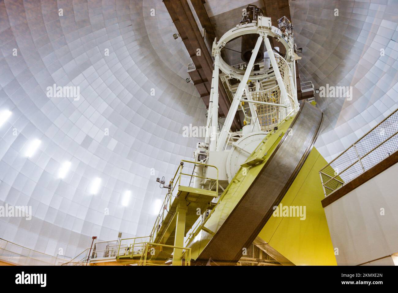 Das angloaustralische Teleskop (AAT) wird vom Australian Astronomical Observatory, Siding Springs Observatory, NSW, betrieben Stockfoto