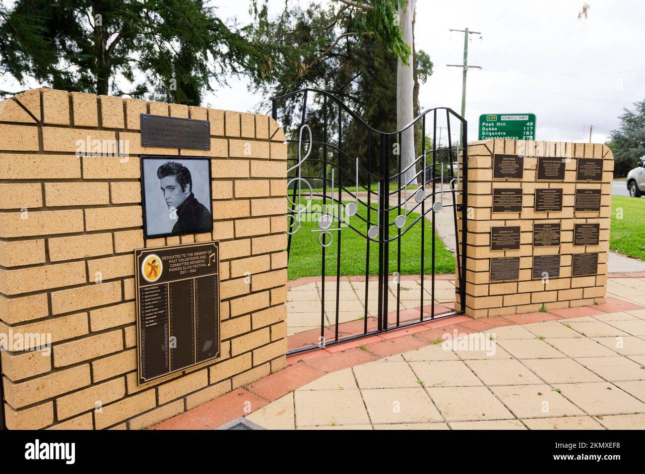 Die Elvis Wall of Fame und die Nachbildung der „Graceland“-Tore wurden zu Ehren der Pioniere der australischen Musikindustrie errichtet. Parkes, NSW Australien Stockfoto