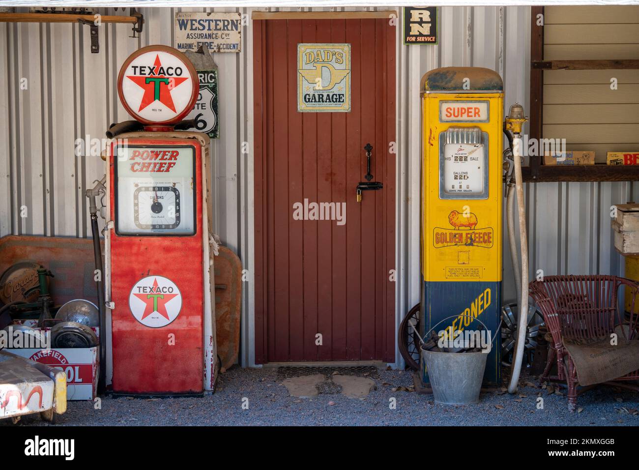 Historische Ausstellung einer alten Garage mit Benzinpumpen und Erinnerungsstücken. North Queensland, Australien Stockfoto