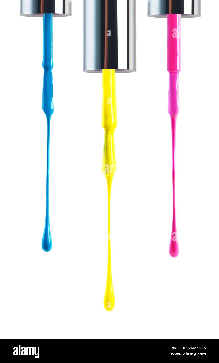 Denk in Schwarz und Weiß, Träume in Farbe. Nahaufnahme von Pinseln, die Farben vor einem weißen Hintergrund tropfen. Stockfoto